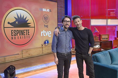Flipy y Eduardo, director y presentador, posan en el plató de 'Espinete no existe'