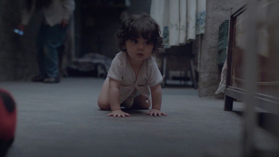 Tamara se llevará a casa a la Catarina, a la que encuentra en un kiosko de prensa