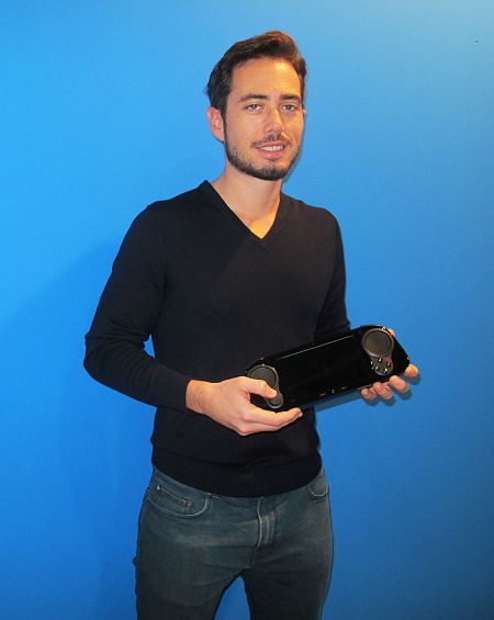 Daniel Fernández sostiene en sus manos el prototipo de Smach Z.