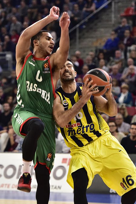 Sloukas intenta superar la defensa de Shane Larkin, del Baskonia