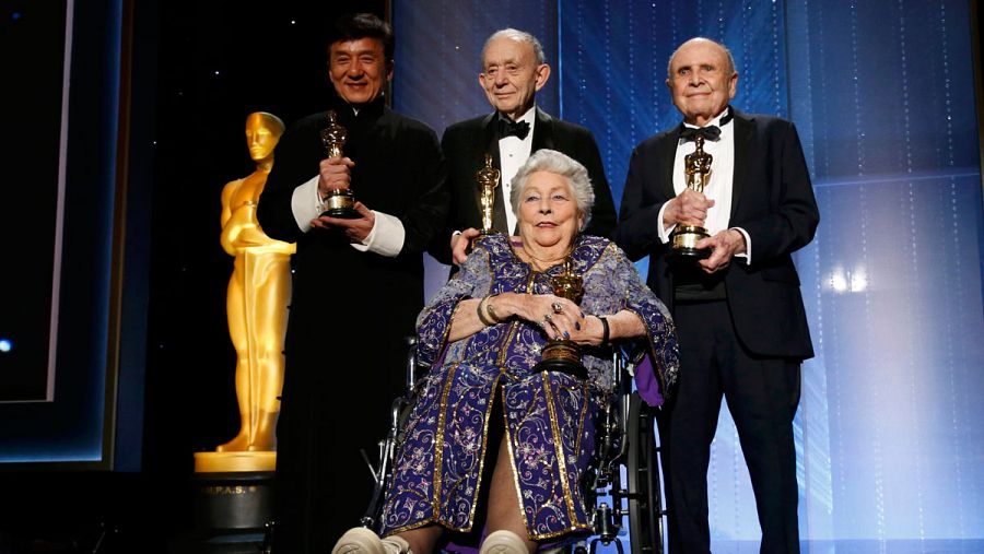 Jackie Chan, Frederick Wiseman, Anne V. Coates y Lynn Stalmaster posan con sus Oscar honoríficos