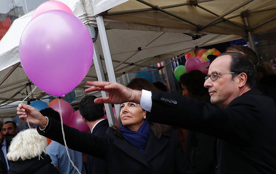 François Hollande y Anne Hidalgo participan en la suelta de globos por las víctimas