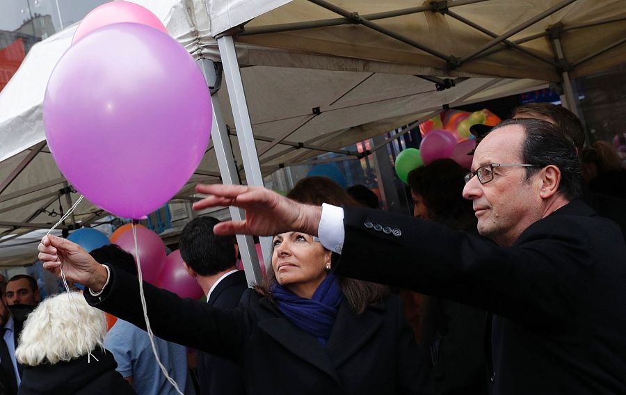 François Hollande y Anne Hidalgo participan en la suelta de globos por las víctimas