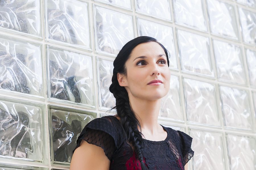 Clara Peñalver, presentadora del espacio cultural de La 2, 'La mitad invisible' entrevista esta semana a Luis Eduardo Aute