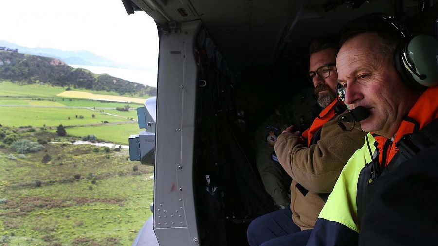 El primer ministro de Nueva Zelanda, John Key (a la derecha) inspecciona los daños del terremoto a bordo de un helicóptero cerca de Kaikoura, en la Isla Sur, el 14 de noviembre de 2016. Afp