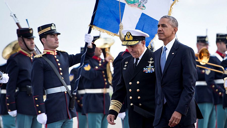 El presidente de EE.UU., Barack Obama, recibido con honores a su llegado al aeropuerto de Eleftherios Venizelos en Atenas.