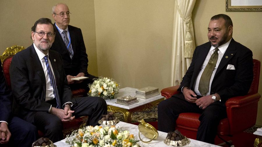 El presidente del Gobierno, Mariano Rajoy, junto al Rey de Marruecos, Mohamed VI, durante la reunión que han mantenido en el Palacio Real de Marrakech.