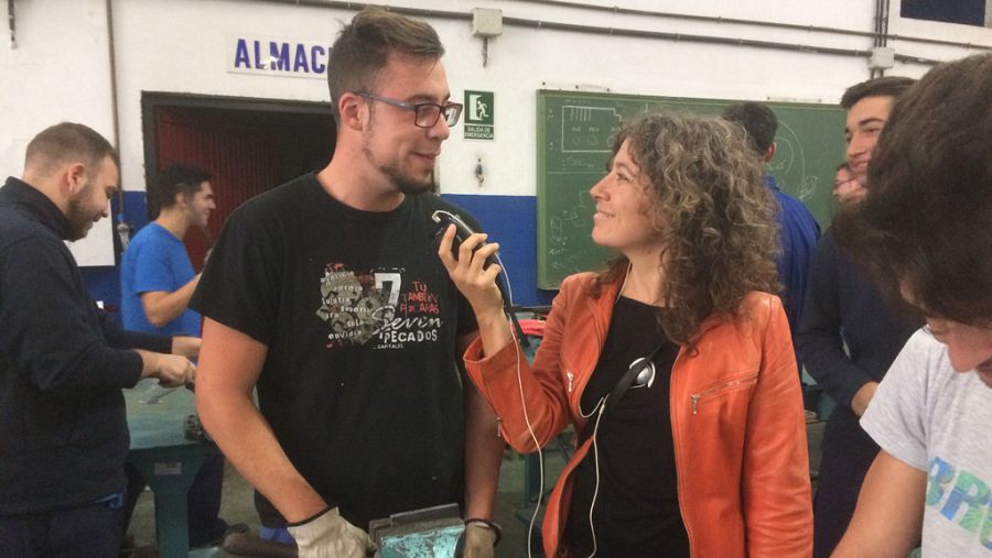 Sandra Camps, directora y presentadora de 'En primera persona', y un alumno de FP.