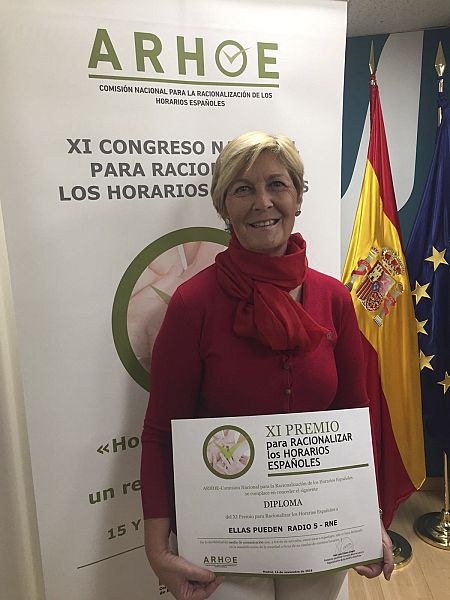 Marta Pastor, directora y presentadora, posa con el premio a su programa 'Ellas pueden' de Radio 5.