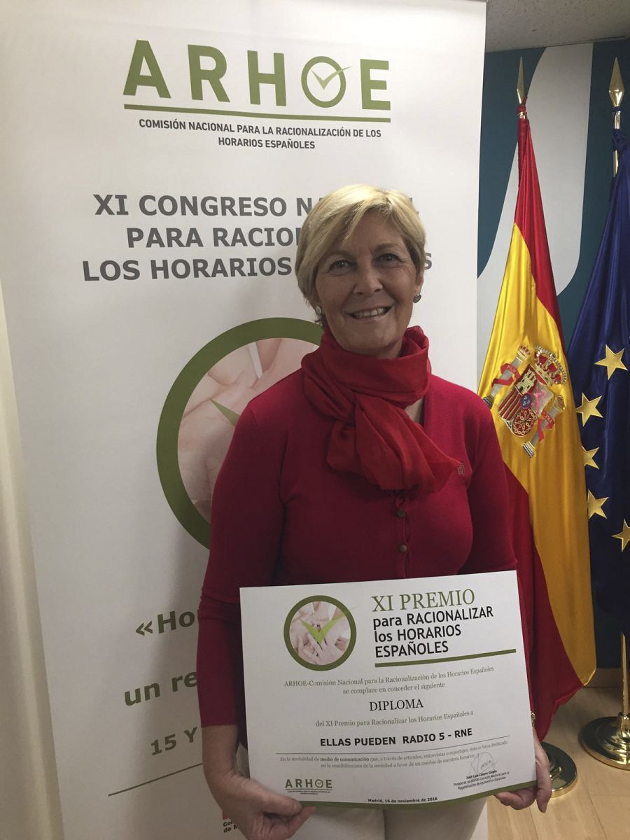 Marta Pastor, directora y presentadora, posa con el premio a su programa 'Ellas pueden' de Radio 5.