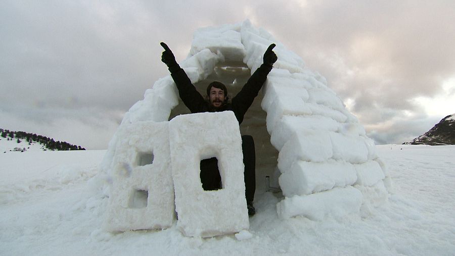 El actor y presentador Juanjo Ballesta se refugia del frío del Pirineo en un iglú