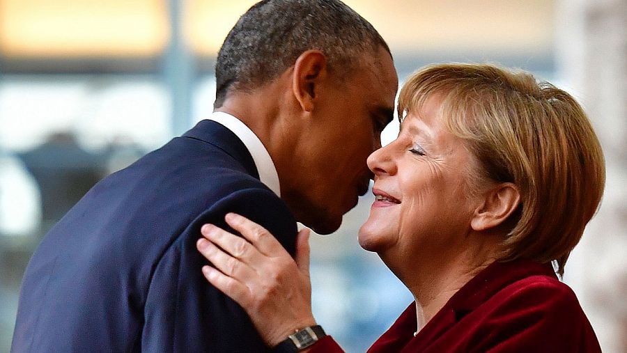 Barack Obama saluda a Angela Merkel este jueves en su última gira europea antes de abandonar la Casa Blanca.