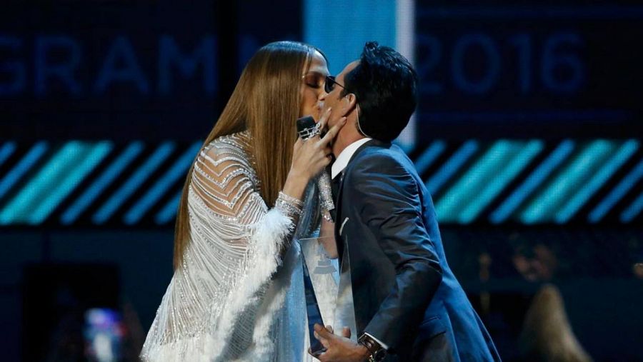 Jennifer Lopez besa a Marc Anthony tras entregarle el galardón honorífico como personalidad del año por la Academia de la Música Latina