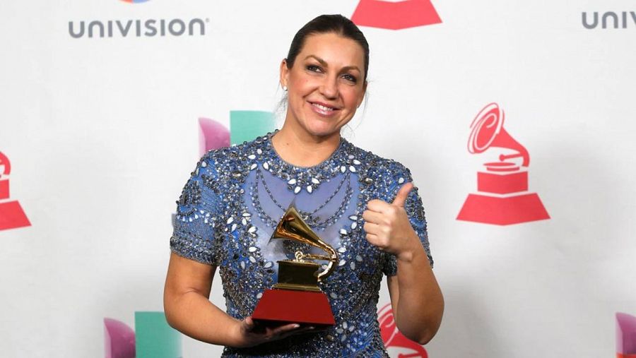Niña Patori posa junto a su premio de Mejor Álbum Flamenco de los premios Grammy Latino gracias a su álbum 'Ámame como soy'