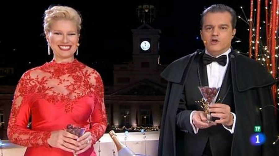  Anne Igartiburu y Ramón García dan las campanadas la Nochevieja de 2012 en TVE