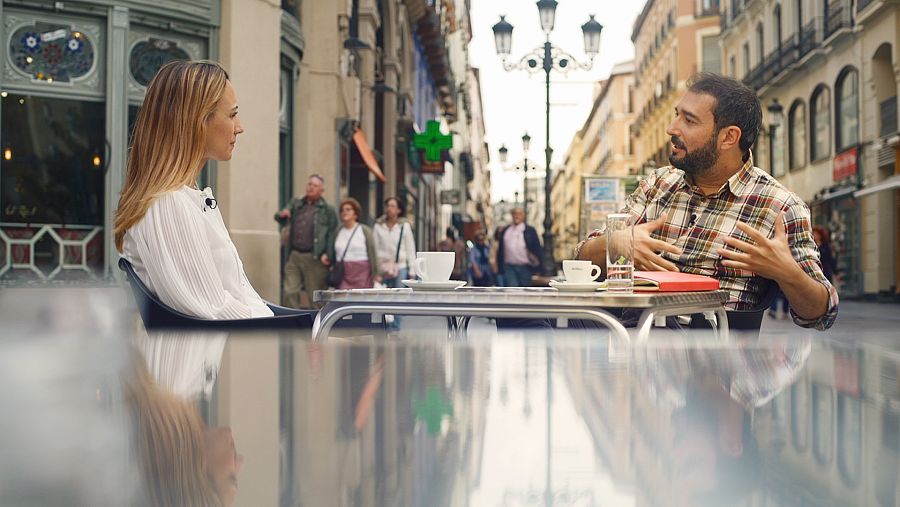 La psicóloga Patrícia Ramírez charla con nuestro 'cazador de cerebros' Pere Estupinyà