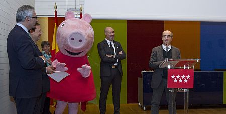 Yago Fandiño, director de Contenidos Infantiles de RTVE, ha recogido el premio para Clan