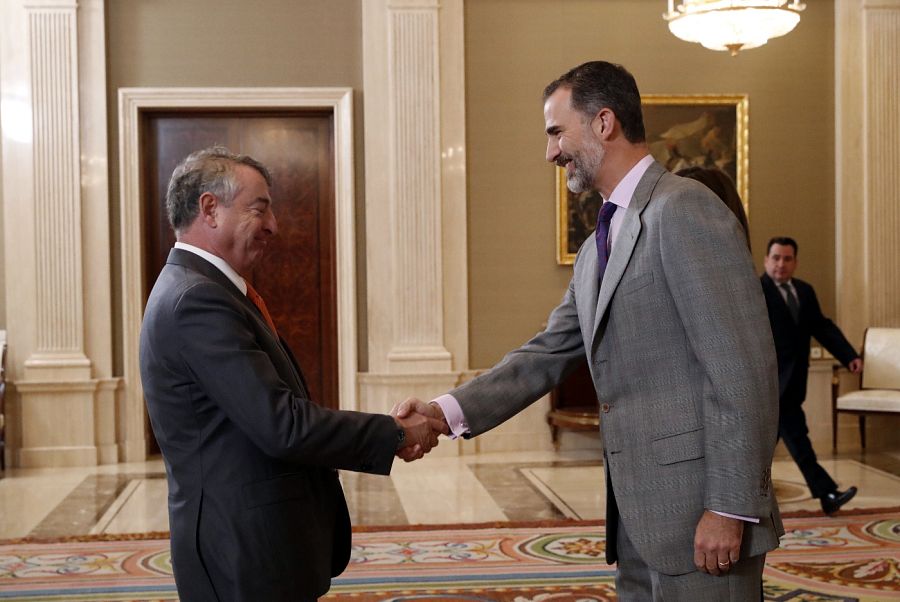 Su Majestad el Rey con el presidente de la Corporación RTVE