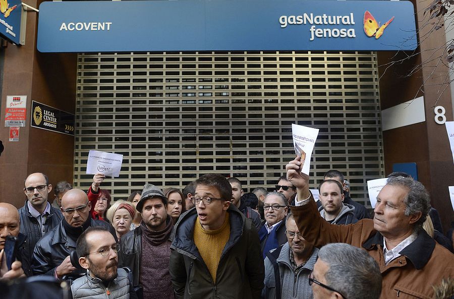 El secretario político de Podemos, Íñigo Errejón (c), y el secretario de Organización y líder del partido en Aragón, Pablo Echenique (i), durante su participación en una concentración ante las oficinas de Gas Natural en Zaragoza