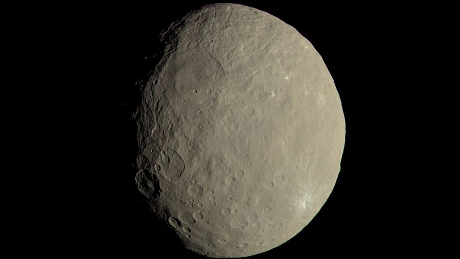 Imagen de Ceres en color difundida por los científicos de la misión Dawn.