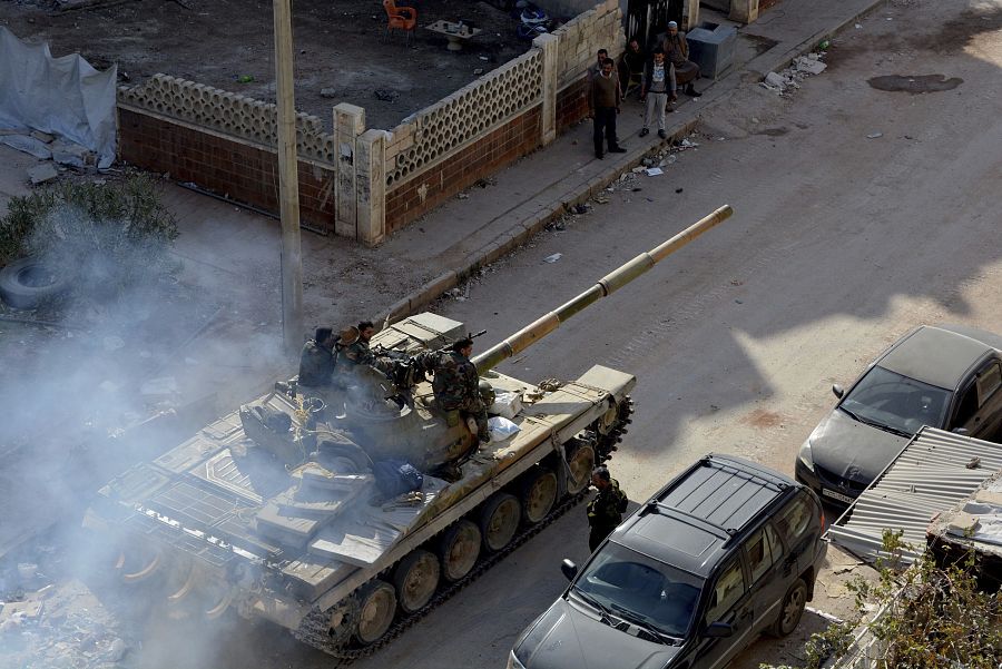 Tanques del régimen sirio circulan por las calles del oeste de Alepo.