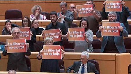Los senadores de ERC muestran un cartel en el que pone: 