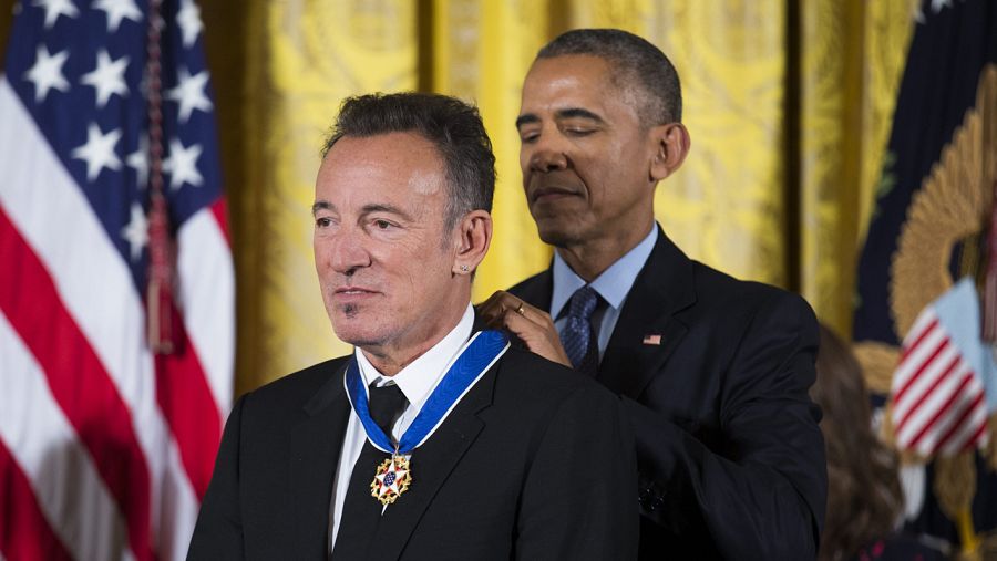 El presidente de los EE.UU. Barack Obama condecora al cantante Bruce Springsteen con la Medalla de la Libertad
