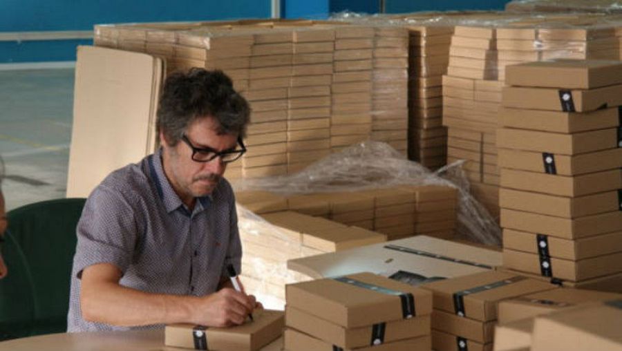 Iván Ferreiro, firmando las cajas de 'Casa'