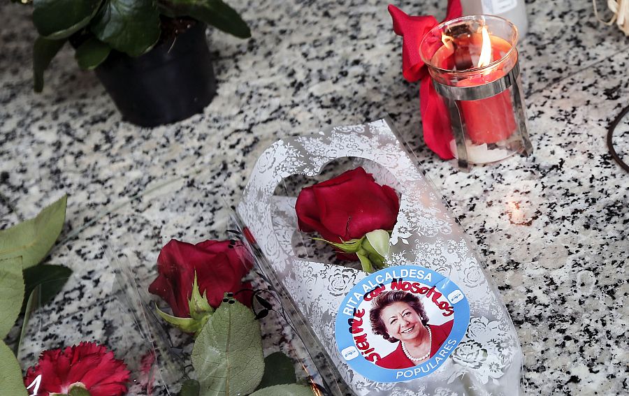 Flores y velas en el patio de la exalacaldesa Rita Barberá, en Valencia