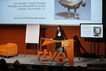 Cómo se construye la desigualdad entre hombres y mujeres a través del lenguaje, en el taller de la psicóloga Ana Escobar