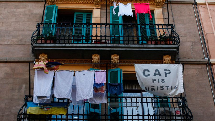 Un cartel contra los apartamentos turísticos en el barrio barcelonés de la Barceloneta