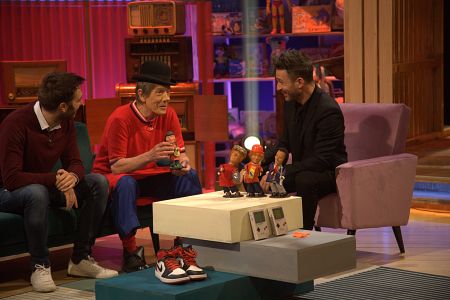 Los invitados Dani Martínez y Fofito, rodeados de objetos que marcaron sus infancias