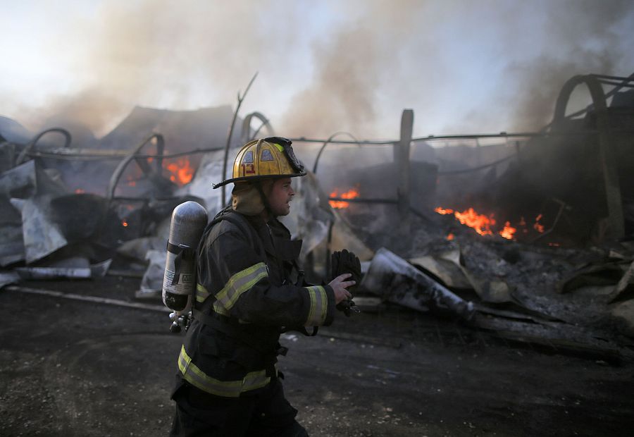 Un bombero israelí inspecciona los daños en Beit Meir, un pueblo al oeste de Jerusalén.