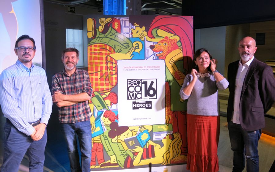 De izda. a dcha. Víctor Moreno (FNAC), Paco Roca, María José Navarro y Emilio Gonzalo, junto al cartel de Expocómic 2016