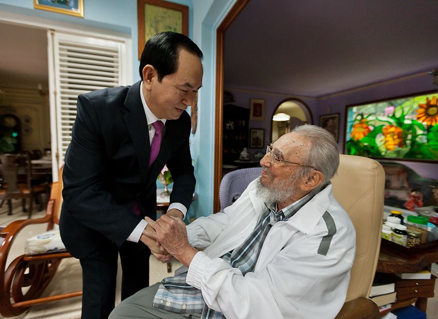 Fotografía del 15 de noviembre de 2016 de Fidel Castro durante un encuentro con el Presidente de la República Socialista de Vietnam, Tran Dai Quang, en La Habana.