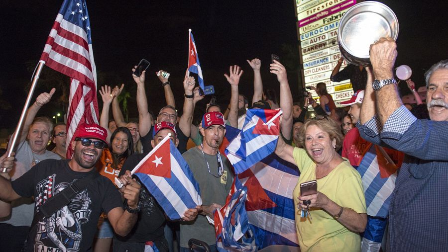 Cientos de cubanos celebran en las calles de Miami la noticia de la muerte de líder cubano Fidel Castro.