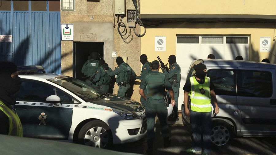 La Guardia Civil accede a la vivienda en la operación antiyihadista en Vecindario