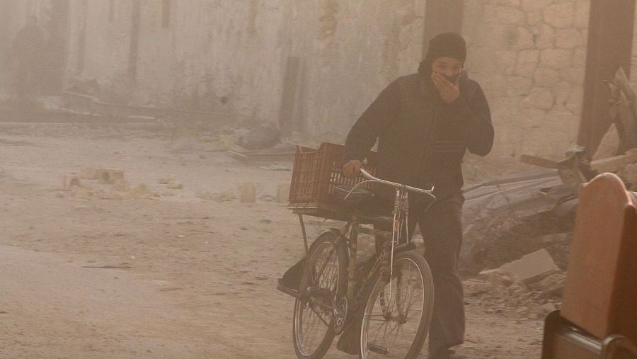 Un hombre se protege la cara en la asediada Alepo
