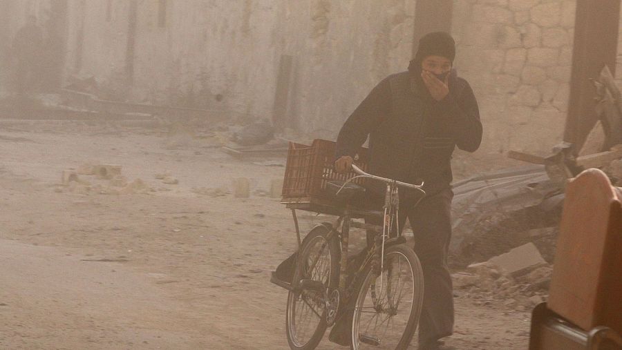 Un hombre se protege la cara en la asediada Alepo