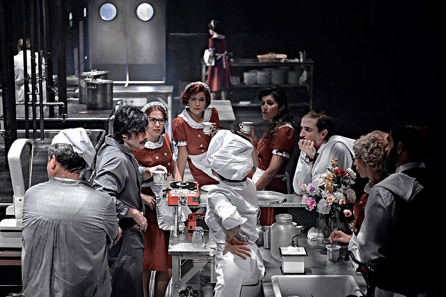 Camareras, concineros y pinches en una escena de 'La cocina' de Sergio Peris-Mencheta.