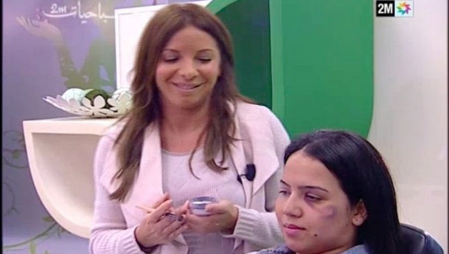 Fotograma del tutorial de maquillaje para mujeres maltratadas emitido en la televisión pública marroquí.