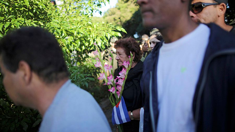 Los cubanos hacen cola para rendir homenaje a Fidel Castro en la plaza de la Revolución en La Habana.