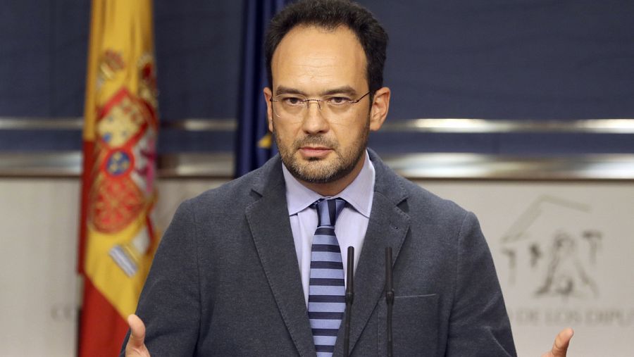 El portavoz parlamentario del PSOE, Antonio Hernando, en rueda de prensa tras la Junta de Portavoces en el Congreso
