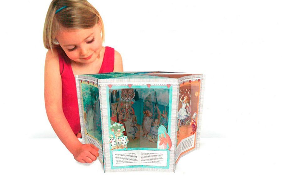 Niña jugando con el 