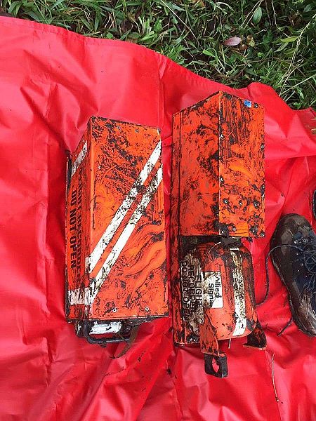 Fotografía cedida por la Aeronáutica Civil de Colombia (Aerocivil) de las dos cajas negras del avión boliviano que llevaba al equipo brasileño de fútbol Chapecoense cuando se accidentó anoche en cercanías de Medellín, Colombia