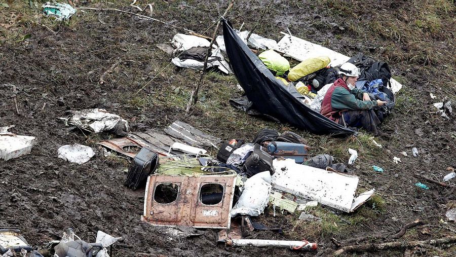 Trabajadores de los servicios de rescate en el lugar del accidente del avión del Chapecoense en Medellín, Colombia. REUTERS/Jaime Saldarriaga