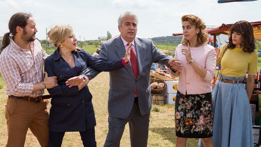 Carlos Santos, Carmen Machi, Leo Harlem, Carmen Ruiz y Belén Cuesta, en una imagen de la comedia 'Villaviciosa de al lado'.