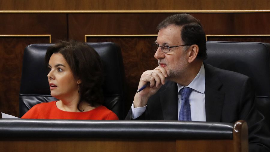 El presidente del Gobierno, Mariano Rajoy (d), junto a la vicepresidenta, Soraya Sáenz de Santamaría (i), durante la sesión de control al Gobierno de este miércoles