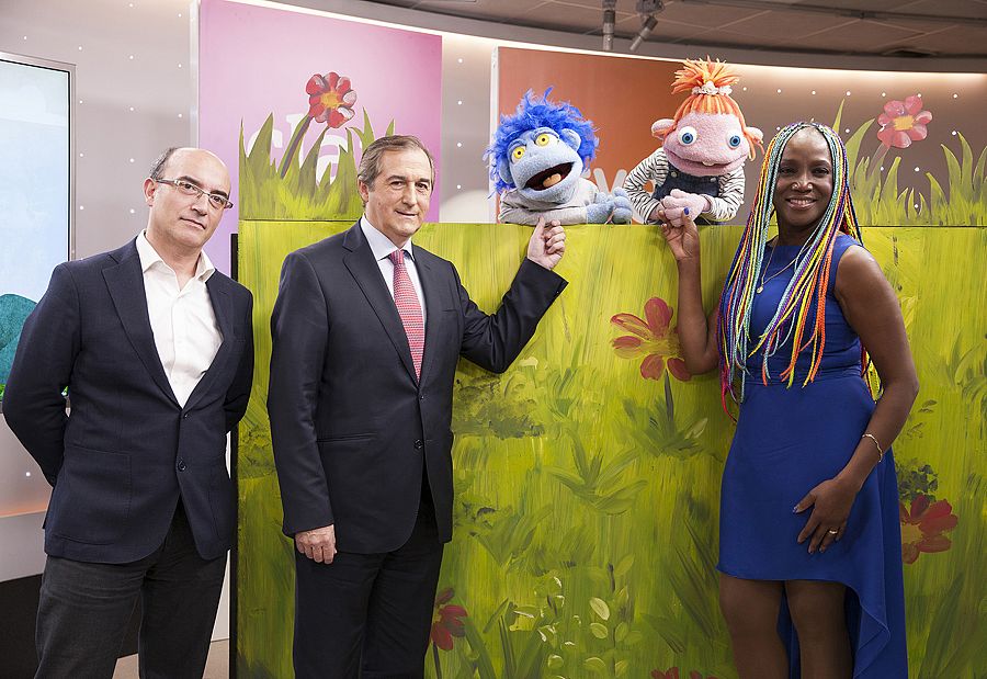 Yago Fandiño, Eladio Jareño y Lucrecia en la presentación junto a los Lunnis