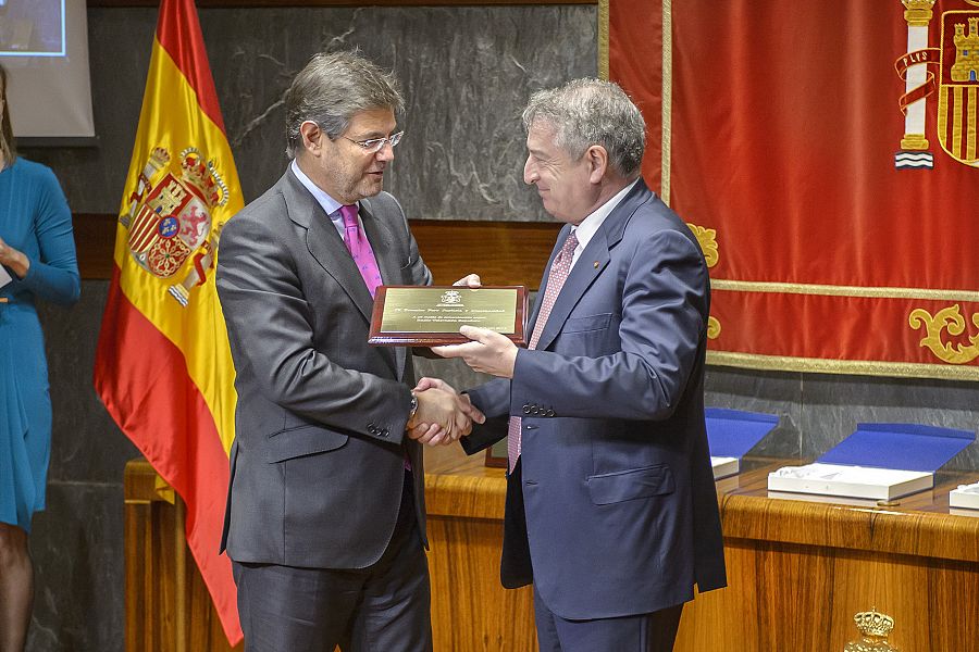 El presidente de RTVE, José Antonio Sánchez, recoge el premio de manos del ministro de Justicia, Rafael Catalá